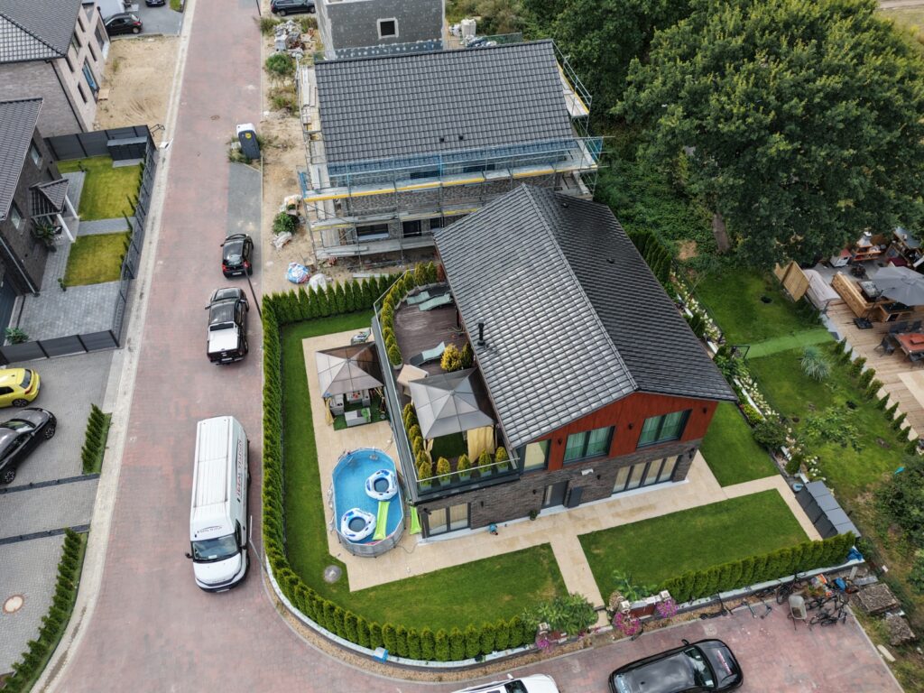Luftaufnahme eines fertiggestellten Privathauses in Neumünster